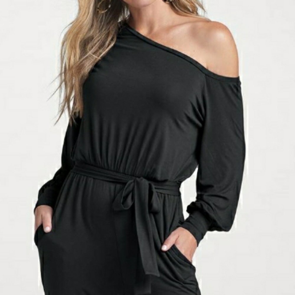 Off shoulder gathered waist maxi dress.